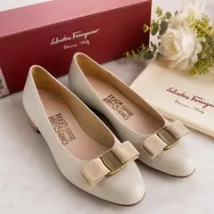 FERRAGAMO フラットシューズ ヴァラリボン バイカラー パンプス - メルカリ