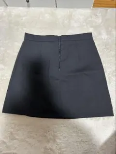 黒のミニスカート スリット入り