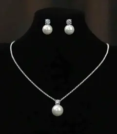 真珠とクリスタルのネックレス＆イヤリングセット