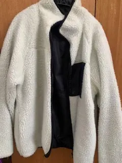 ホワイトフリースジャケットとブラックジャケットのリーバーシブル