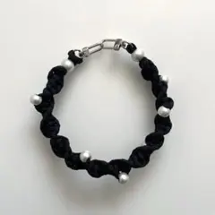 【ハンドメイド商品】スマホハンドストラップ 黒 パール パラコード