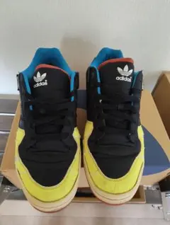 adidas スニーカー 黒/黄色/青/赤