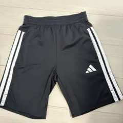adidas ストライプ ハーフパンツ 140