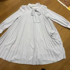 ライトグレー プリーツ 長袖ワンピース