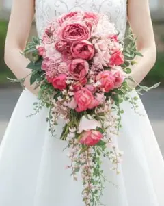 くすみピンクのキャスケードブーケ　アーティフィシャルフラワー　ブートニア付き造花