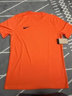 新品未使用タグ付　NIKE ドライフィットTシャツ　刺繍ロゴ　トレーニングシャツ