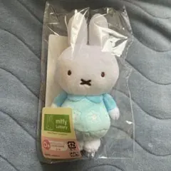 ミッフィー　マスコットバッジ　お花柄のお洋服　ブルー