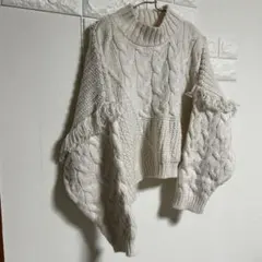 ホワイト フリンジ付き ケーブル編み ニット