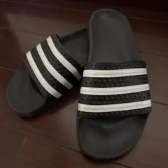 アディダスオリジナルズ　シャワーサンダル