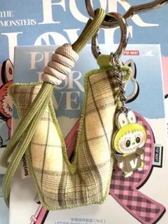 ラブブ　LABUBU PIN FOR LOVE アルファベットペンダント　V