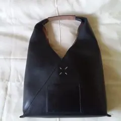 黒いトートバッグ クロスボディスタイル