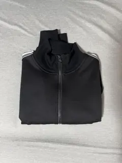 黒いクロップドジャケット