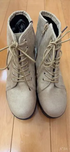 新品タグ付き 厚底ブーツ　編み上げブーツ　スエード ベージュ