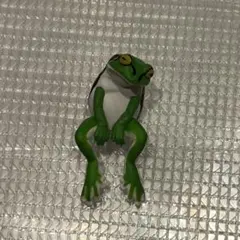 こちらは、エール（YELL）のカプセルトイ「ふちやすみ アマガエル」すわり