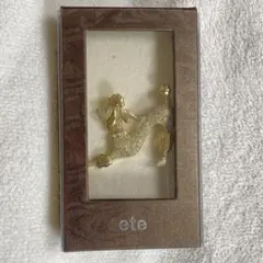 b*k様 プードルのブローチ　ete ゴールドメタル　ストーン付き