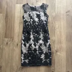 刺繍入りベージュブラックタイトドレス