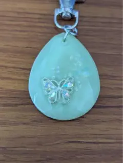 蝶モチーフの樹脂製ストラップ