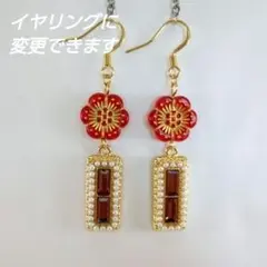 赤いお花とゴールドの長方形フレームのハンドメイドピアス