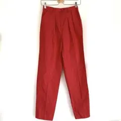 赤のプリーツスラックス