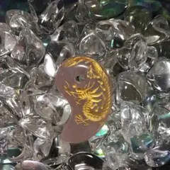 現代勾玉　ローズクォーツ　金龍彫り