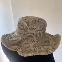 装飾的模様のベージュハット