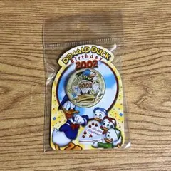 ディズニーストア　ドナルドバースデー　2002年限定ピンバッジ