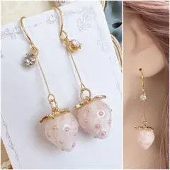 苺 ガラスストーン いちご ホワイトピンク ハンドメイドピアスイヤリング