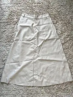 GU フェイクレザーフレアミディスカート　白レザー　スカート