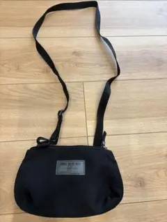 コムサデモード　ブラックナイロンサコッシュ