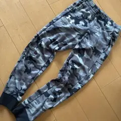 UNDER ARMOUR 迷彩グレー ジャージ　長ズボン YLG