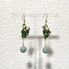 ハンドメイド 天然翡翠　ヒスイ　グリーンワイヤー　ベビーピンク貝パール　ピアス