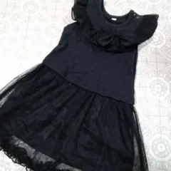 黒いフリル付きワンピース