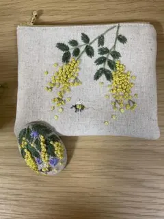 ＊　ハンドメイド　ミモザ刺繍入り小型ポーチ＆ブローチセットで　＊