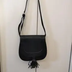 フリンジ付きブラックショルダーバッグ