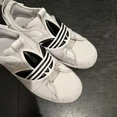 adidas ホワイト スニーカー スリッポン