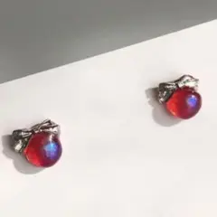 赤いボール型リボンピアス