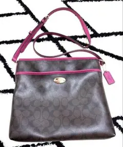 coach ショルダーバッグ　シグネチャ PVC　レザー　総柄　ピンク　斜め掛け