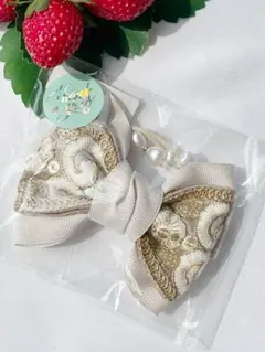 ベージュの刺繍リボンヘアゴム　ハンドメイド　D-19