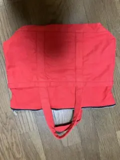 赤いジッパー付きトートバッグ