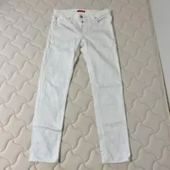 RED CARDリズムのホワイト スリムフィット デニムパンツ