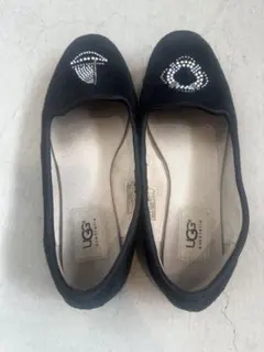 UGG ビジュー付きブラックフラットシューズ
