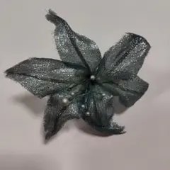 手作りアートフラワー作品　シルバー花形コサージュ