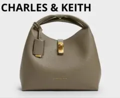 CHARLES & KEITH チャンスメタリックアクセントバケットバッグ