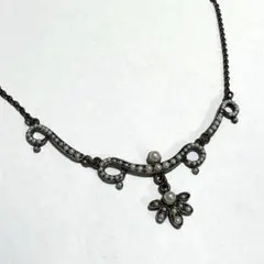 Elegant pearl and crystal necklace, antique style.