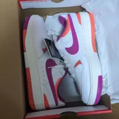 オレンジ スニーカー