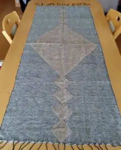 幾何学模様のグレーとベージュのストールorクロスorひざ掛け……