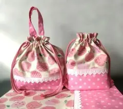 N㉕お弁当袋とコップ袋とランチョンマット　３点セット　りんご&ドット柄