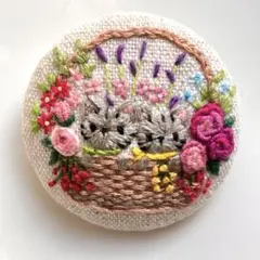 ハンドメイド　刺繍ブローチ　フラワーバスケットの子猫ちゃん