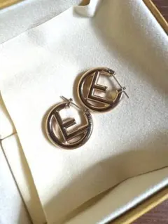 FENDI ゴールド ロゴピアス 箱付きのサムネイル
