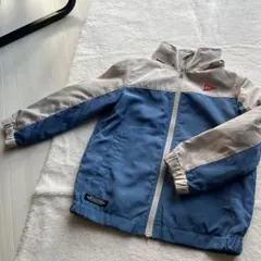 青とグレーのジッパー付きジャケット